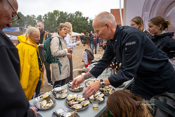 Kunst camp - invasive øster- vejrtrækning og vand - Åndedrætsmaskkinen-PRINT-Fotograf Per Bille-20240822DSC01259