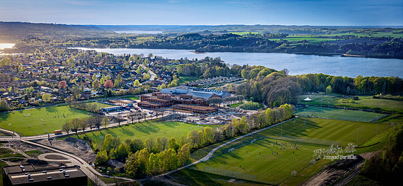 Ry - Ny skole-web- Fotograf Per Bille-20260429-DJI_20260429191820_0038_D-PanoEDIT