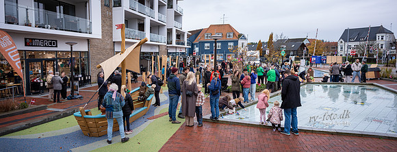 Fejring af legeplads-print-Fotograf Per Bille 20251101-DSCF0952-Pano