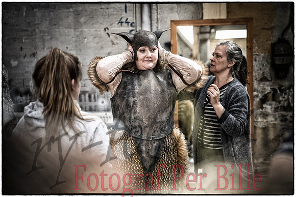 Røde orm kostume og øvning - web  med filter - Fotograf Per Bille-20170402-9975