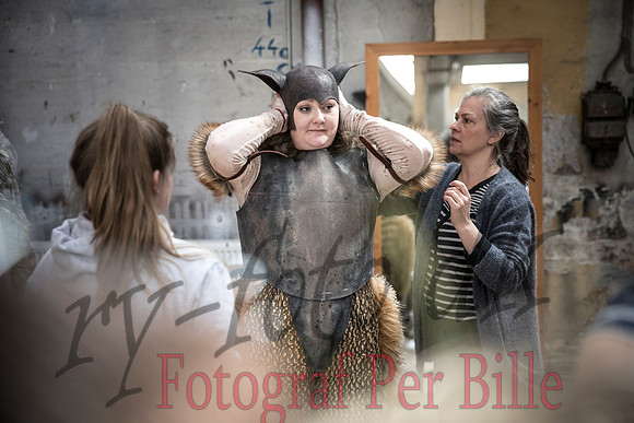 Røde orm kostume og øvning - web - Fotograf Per Bille-20170402-9975