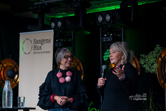 Morgensang med minister og sangens hus-web-Fotograf Per Bille-20240824DSC09675