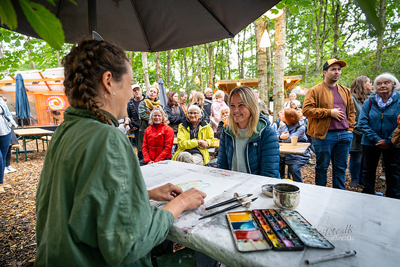 Få tegnet dit portræt af Iris Bakker-web- Fotograf Per Bille-20240822DSC01153