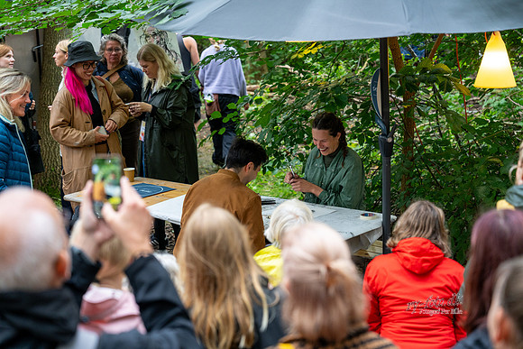 Få tegnet dit portræt af Iris Bakker-web- Fotograf Per Bille-20240822DSC01130