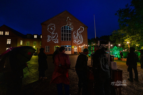 Krig og kærlighed - et dokumentarisk lysværk-print-Fotograf Per Bille-20240822DSC02963