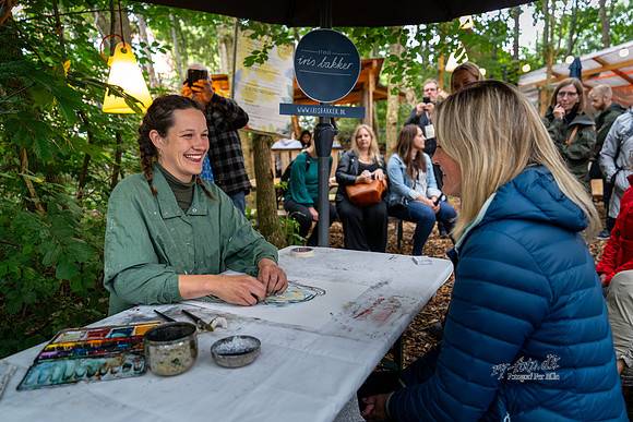 Få tegnet dit portræt af Iris Bakker-print- Fotograf Per Bille-20240822DSC01163